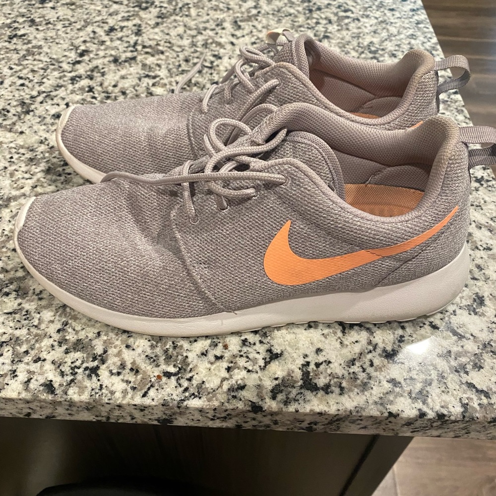 Nike womens roshe shoes